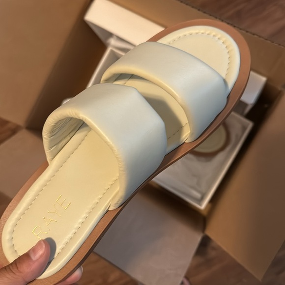 Raye - Bone White Telly Sandal. Size 8.5. - Picture 4 of 5